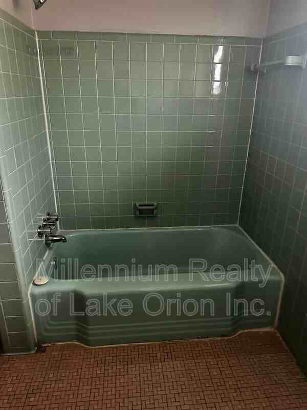 8505 Wmile Rd - Photo 6 of 11