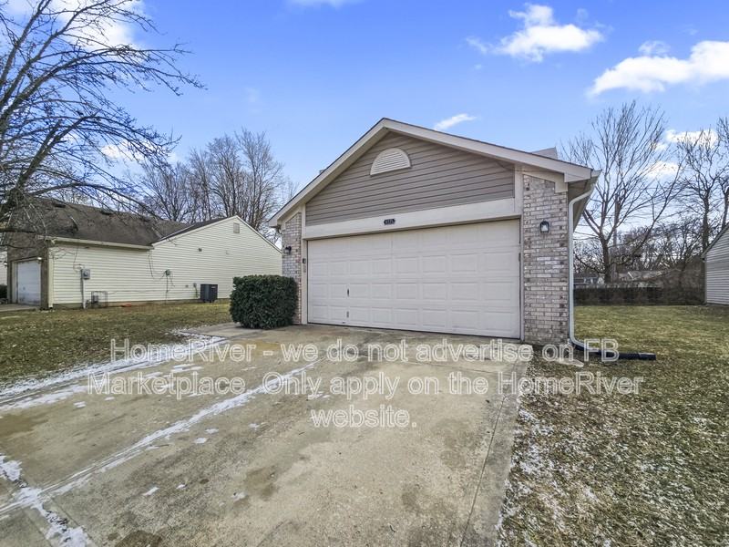 11371 Shady Hollow Ln - Photo 3 of 25