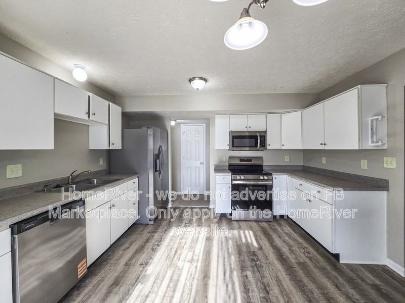 11371 Shady Hollow Ln - Photo 6 of 25