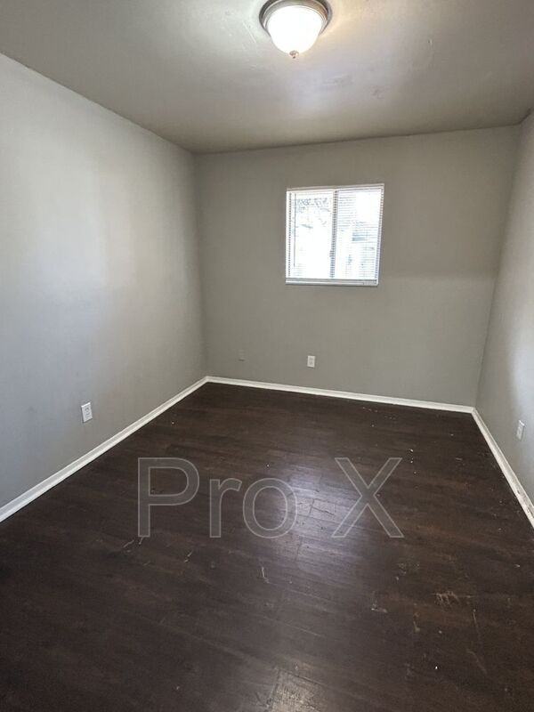 208 W 1St Triplex - Photo 4 of 8