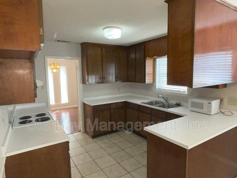 613 Vaughn Dr N - Photo 3 of 10