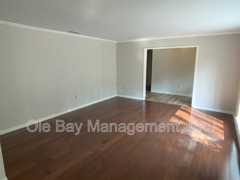 613 Vaughn Dr N - Photo 5 of 10