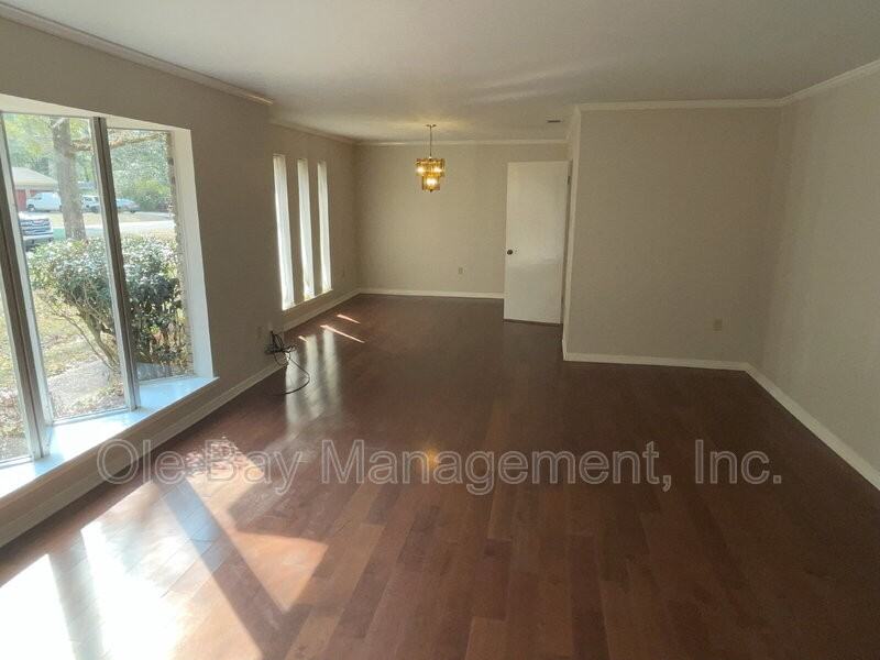 613 Vaughn Dr N - Photo 6 of 10