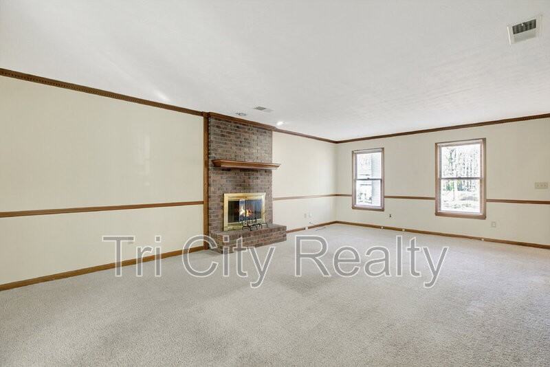 216 Shadowood Ln - Photo 4 of 35