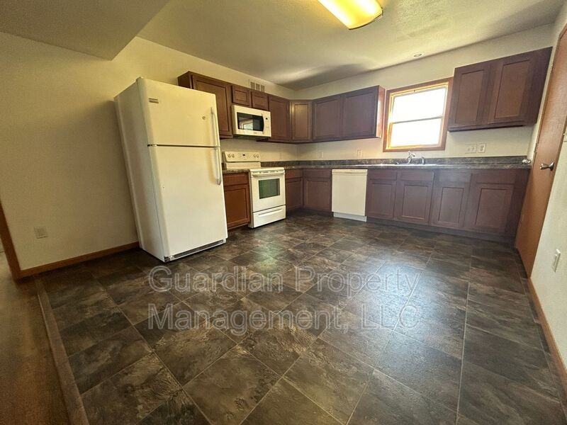 324 E 4th St - Photo 3 of 17