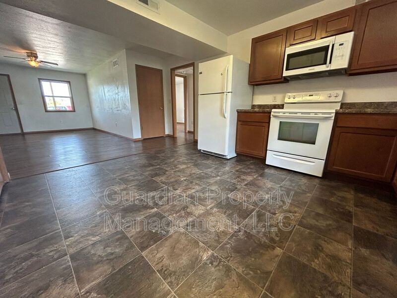 324 E 4th St - Photo 4 of 17