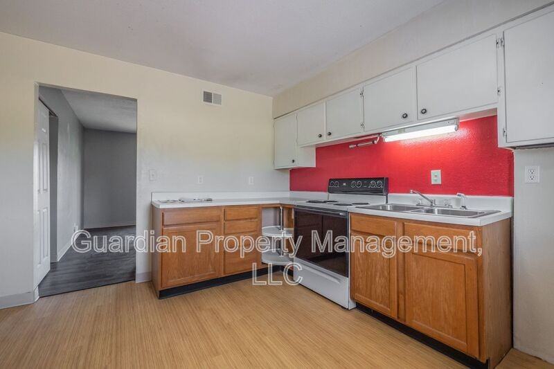 525 W 8th St - Photo 2 of 12