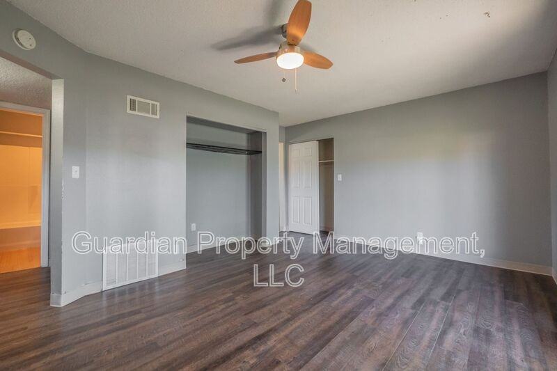 525 W 8th St - Photo 6 of 12