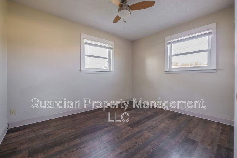 525 W 8th St - Photo 7 of 12