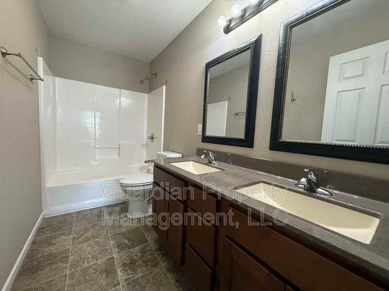 519 N Vine St - Photo 6 of 19