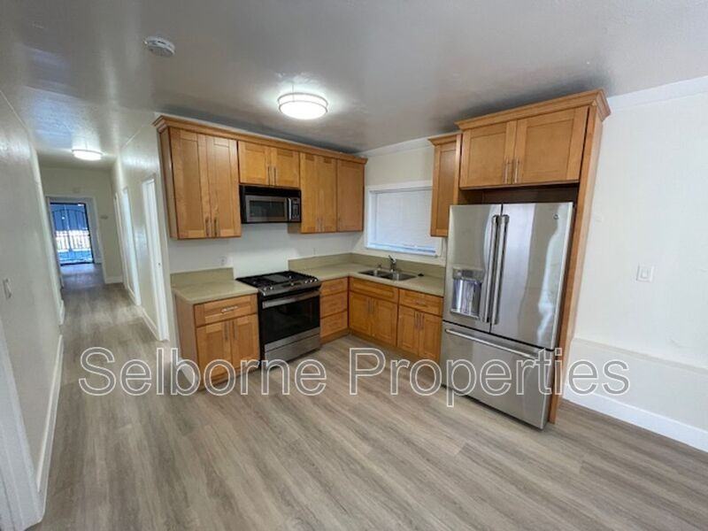 1944 E 20th St - Photo 3 of 23