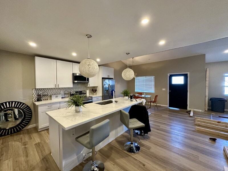 2029 W Adams St - Photo 3 of 13