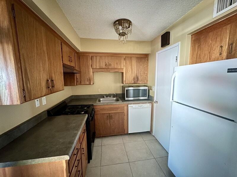 3407 N Paiute Way #6 - Photo 4 of 13