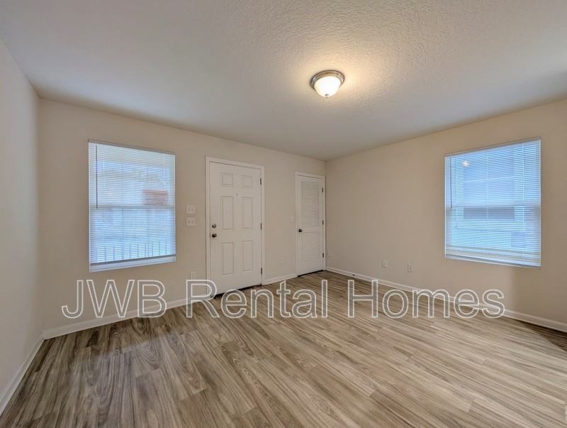 1118 Evergreen Ave - Photo 5 of 17