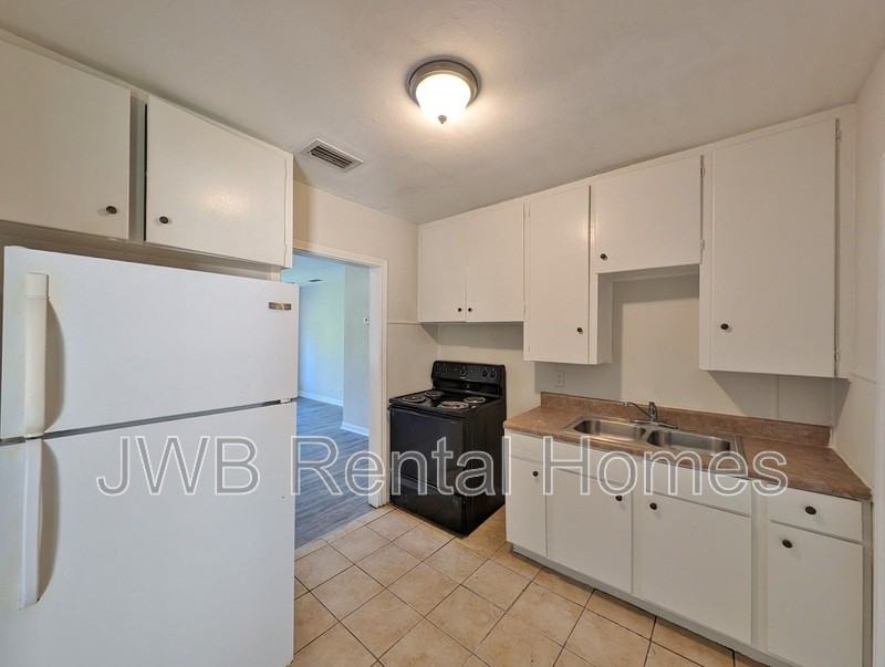 3048 Lowell Ave - Photo 2 of 8