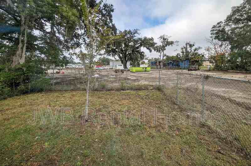 5881 Harris Ave - Photo 7 of 9