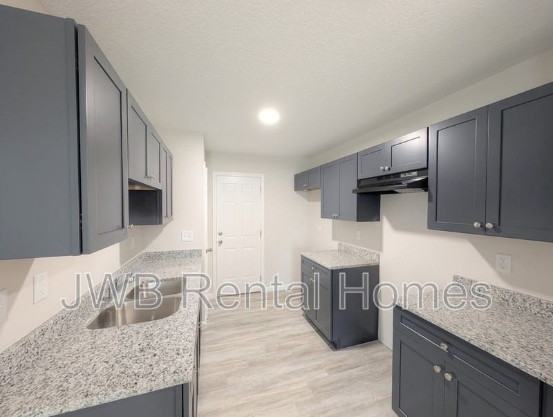 2052 Dean A Ave - Photo 4 of 17