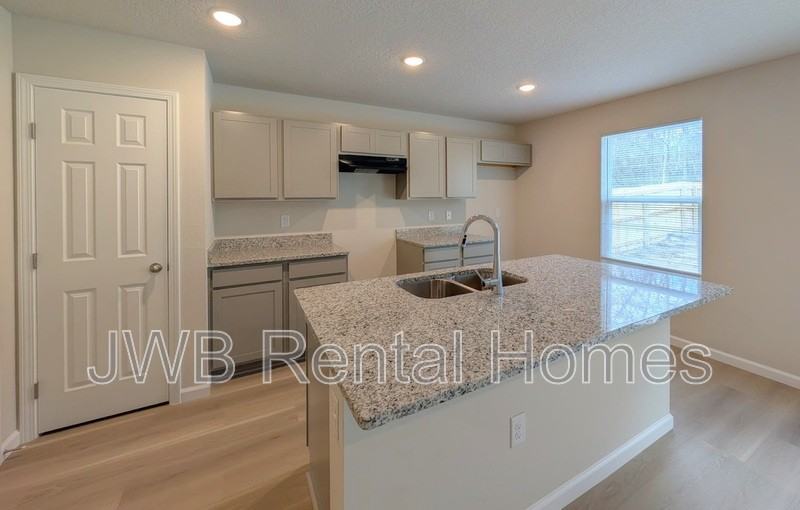 1539 W 45th St - Photo 4 of 19