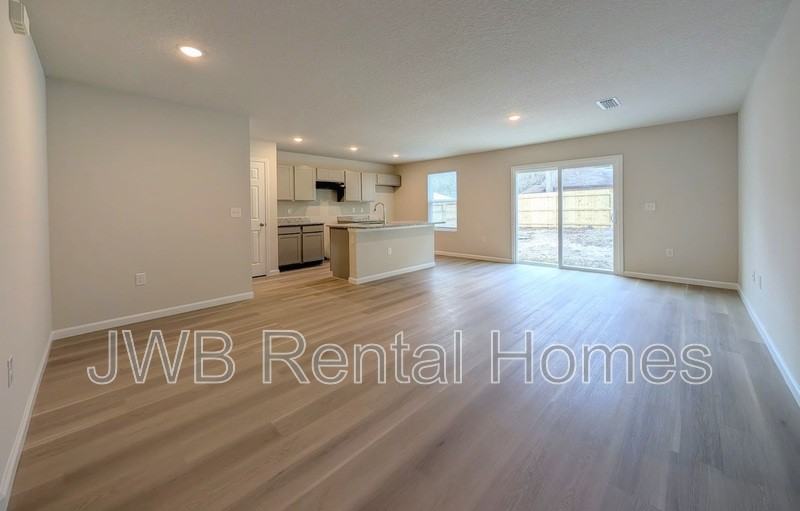 1539 W 45th St - Photo 5 of 19