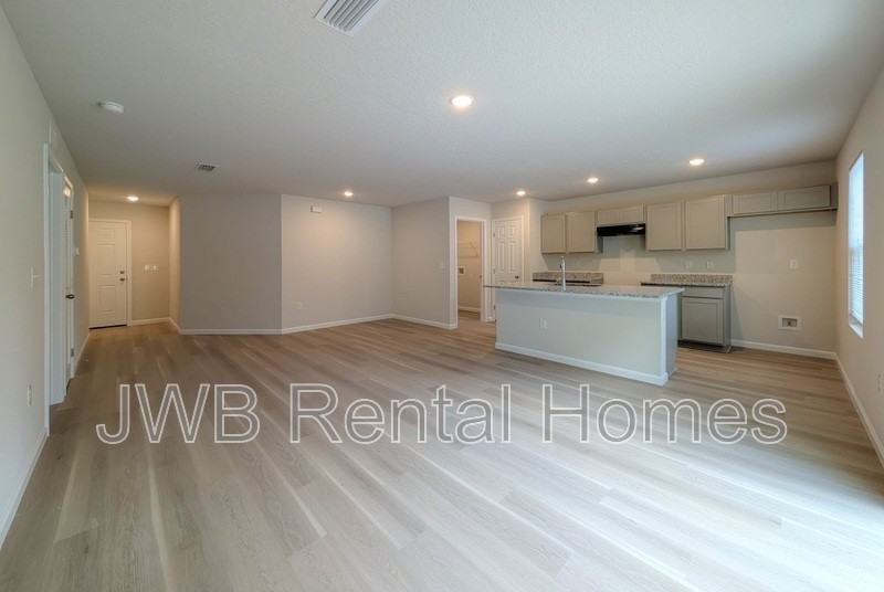 1539 W 45th St - Photo 6 of 19