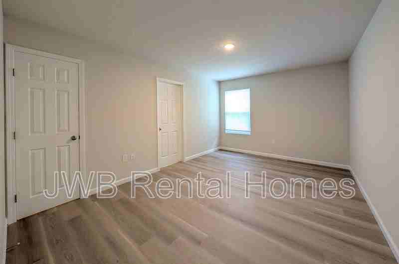 1539 W 45th St - Photo 7 of 19