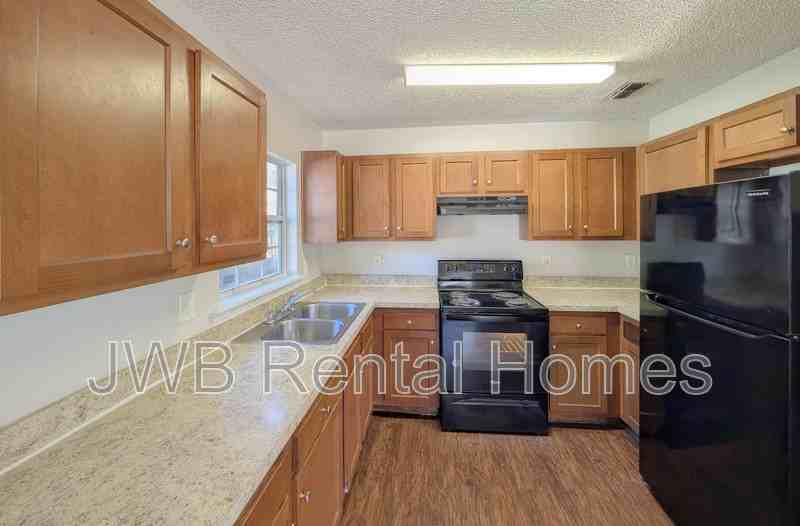 1443 Louisiana St - Photo 4 of 17