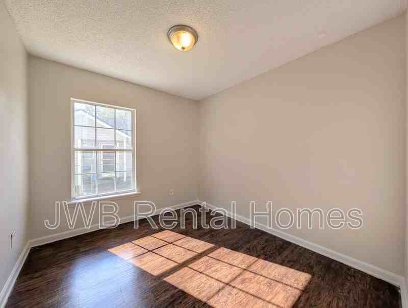 1443 Louisiana St - Photo 7 of 17