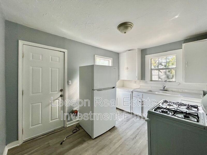 3413 W 70th St - Photo 6 of 10