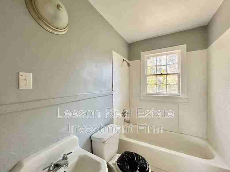 3413 W 70th St - Photo 7 of 10
