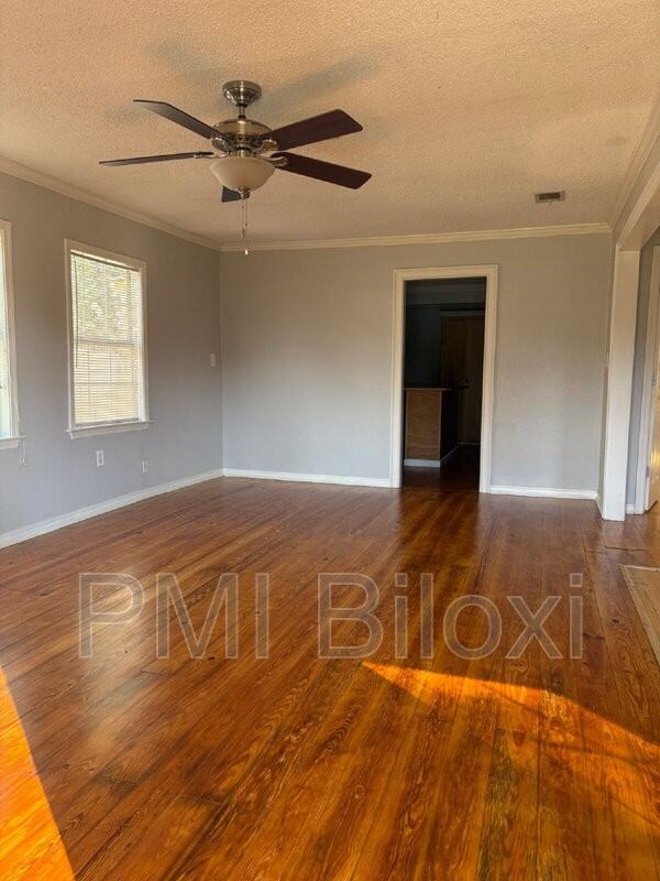 1916 Hudson St - Photo 3 of 18