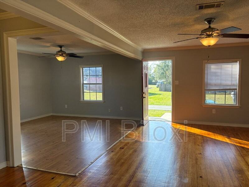 1916 Hudson St - Photo 4 of 18