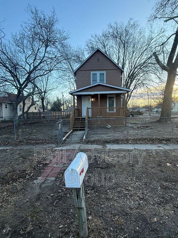 1304 Ne Forest Ave - Photo 2 of 11