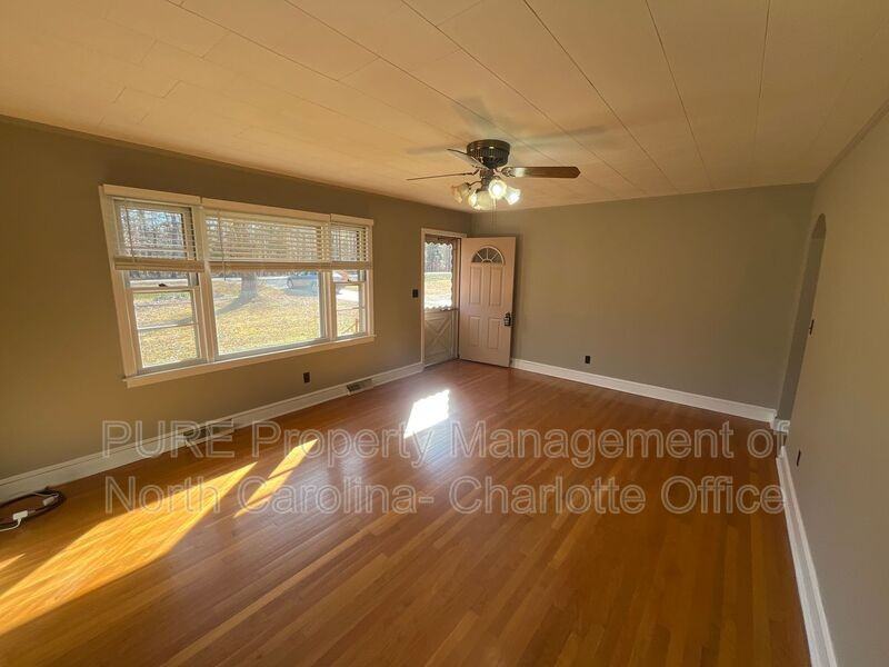 678 Hillsborough Rd - Photo 6 of 20