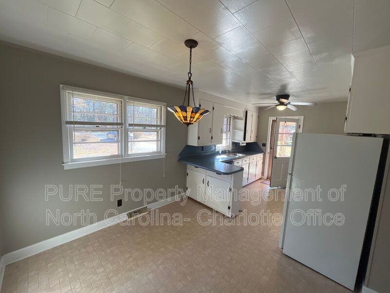 678 Hillsborough Rd - Photo 7 of 17