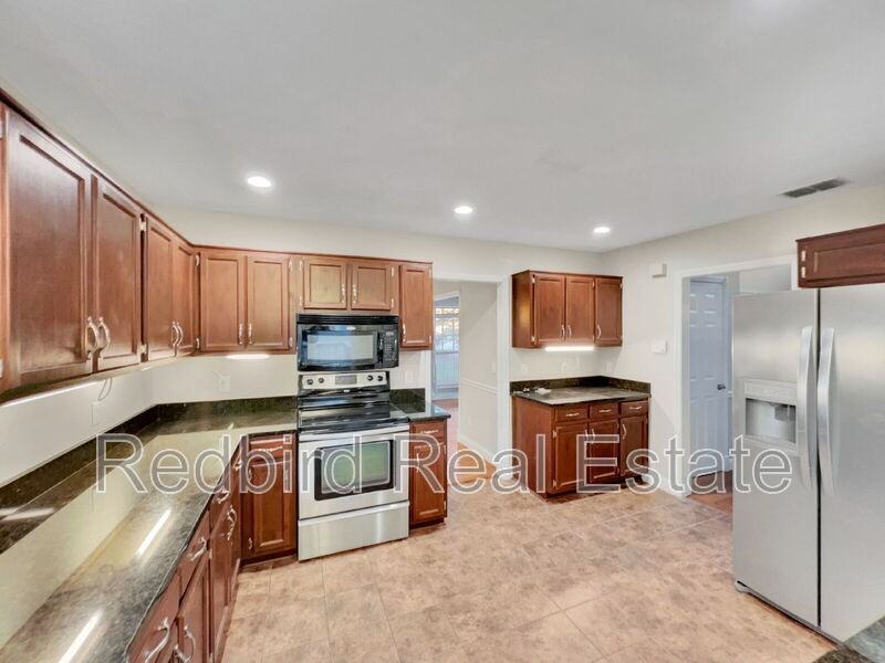 399 Clarkston Dr - Photo 6 of 32