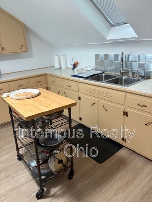 930 Mansell Dr #UP - Photo 2 of 7