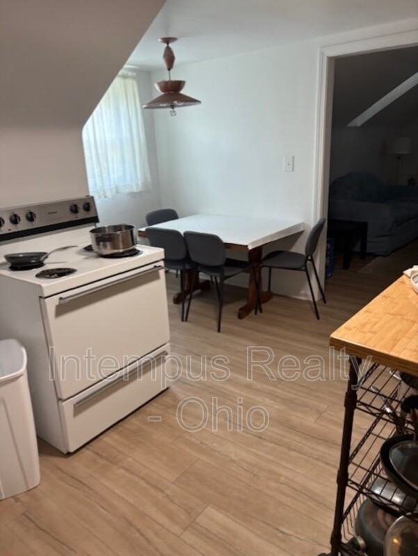 930 Mansell Dr #UP - Photo 3 of 7