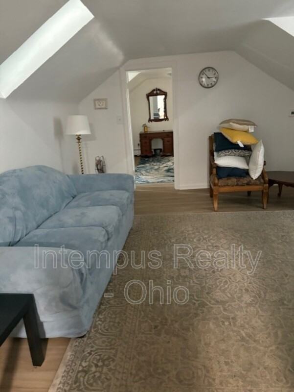 930 Mansell Dr #UP - Photo 4 of 7