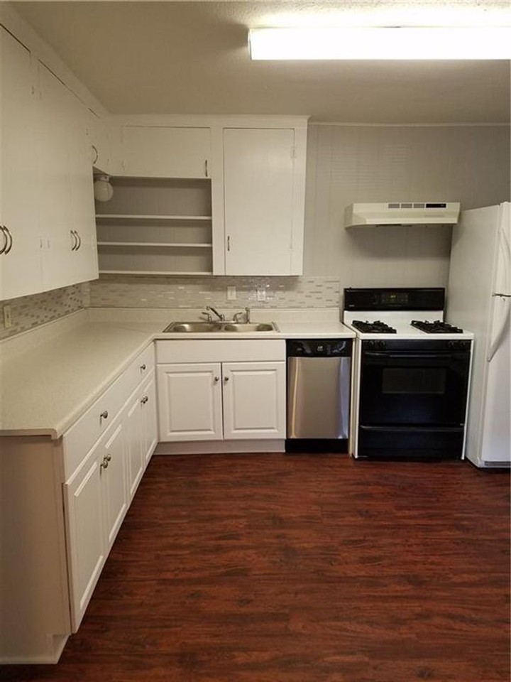 4 bedroom 2 bath - Photo 4 of 27