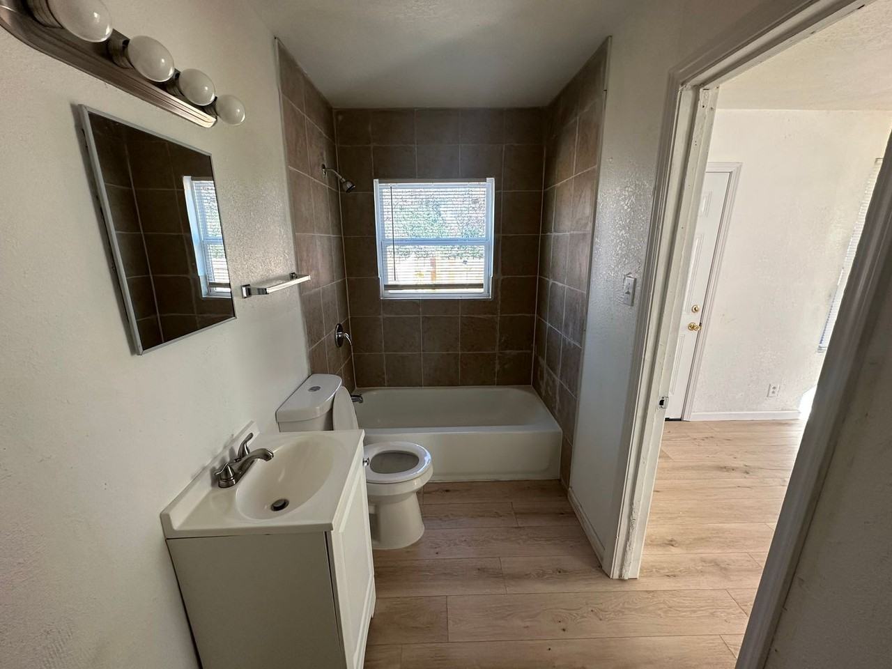 419 E Garrison Ave - Photo 3 of 8