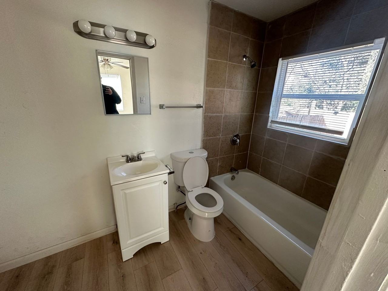 419 E Garrison Ave - Photo 4 of 8