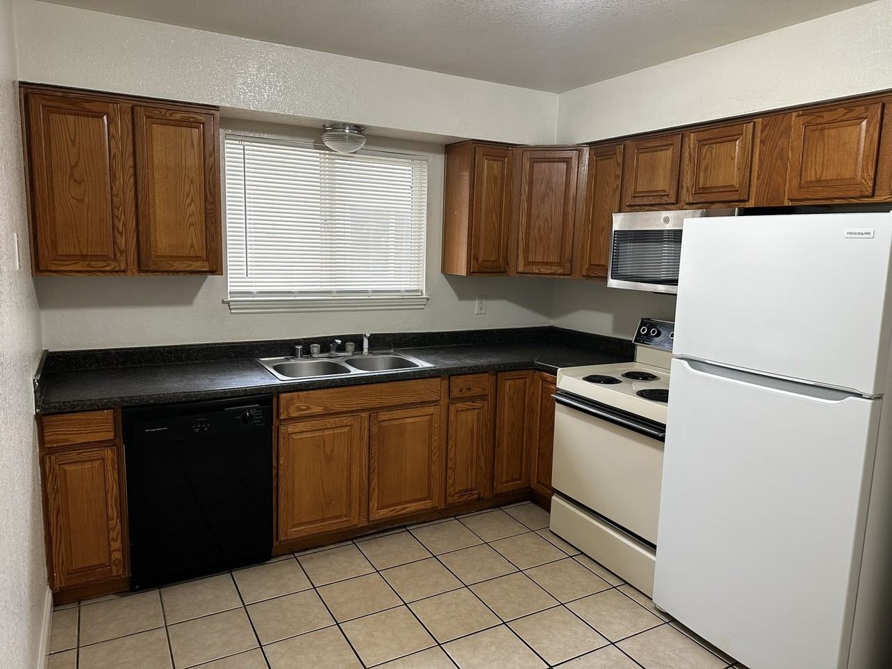 427 West Locust Avenue - Photo 2 of 16