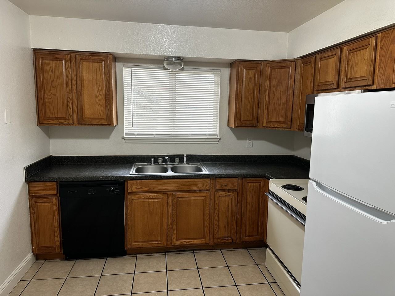 427 West Locust Avenue - Photo 3 of 16