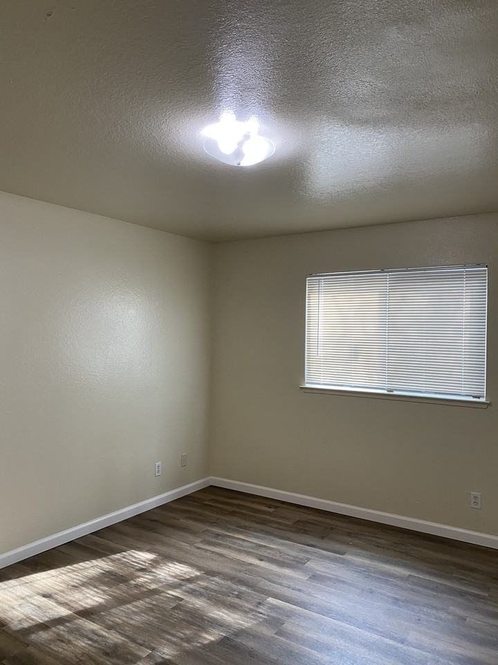 1404 Pecos Avenue - Photo 4 of 10