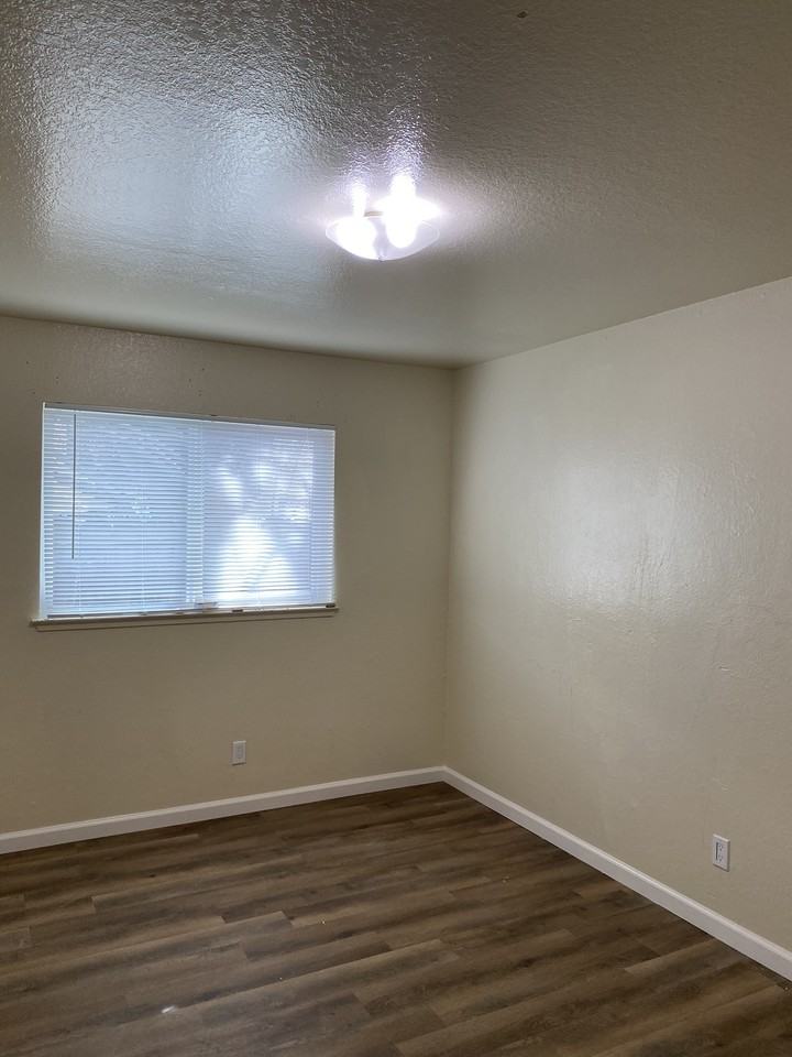 1404 Pecos Avenue - Photo 5 of 10