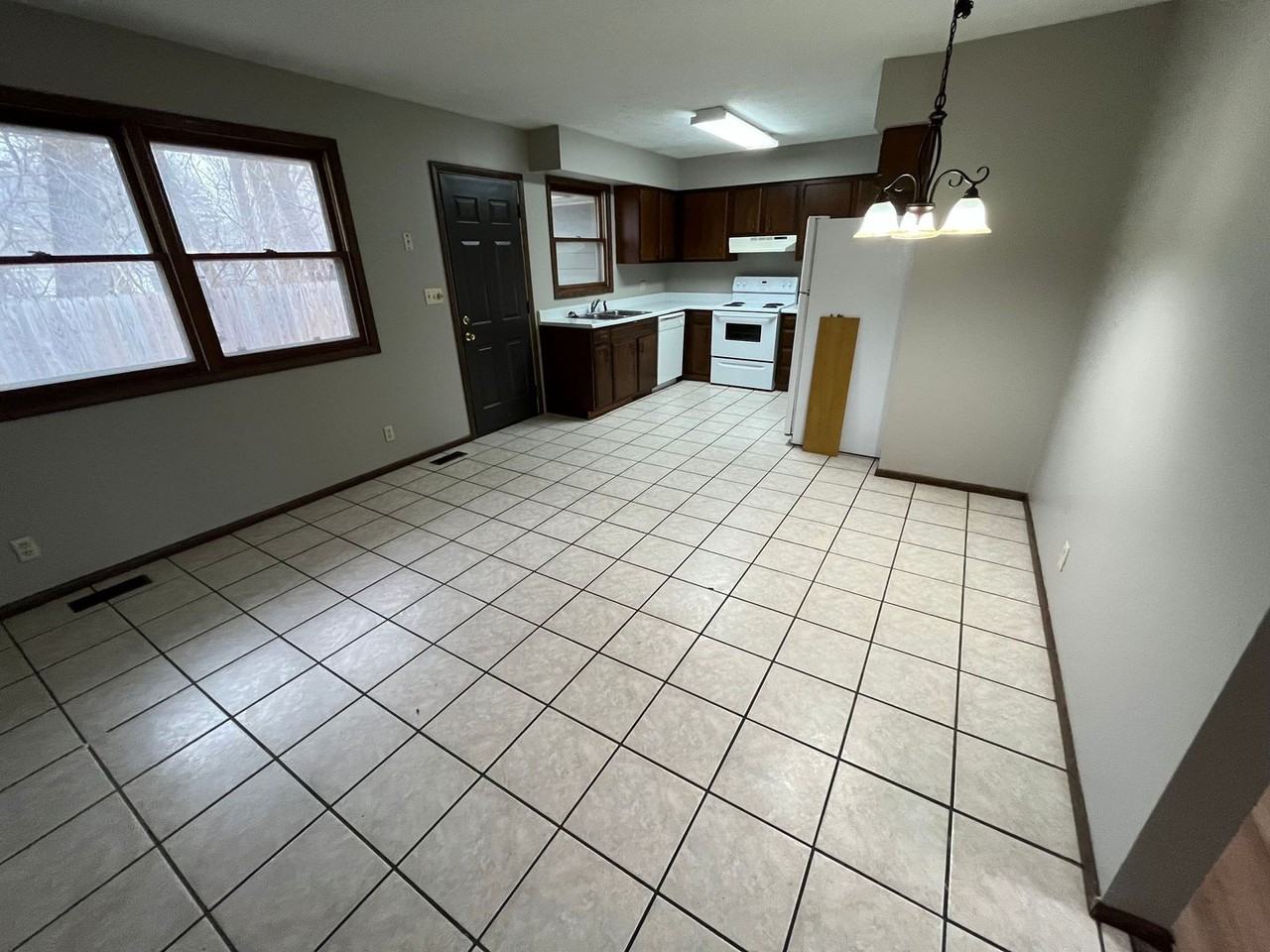 1102 Oak Ave - Photo 4 of 9