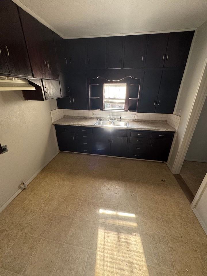 109 E St Ne - Photo 4 of 11