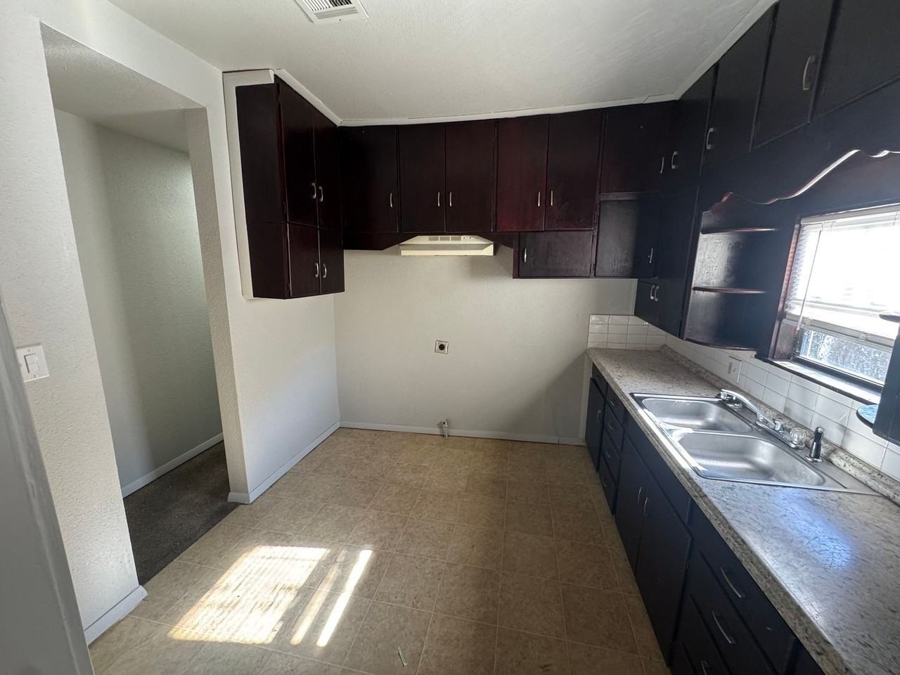 109 E St Ne - Photo 5 of 11