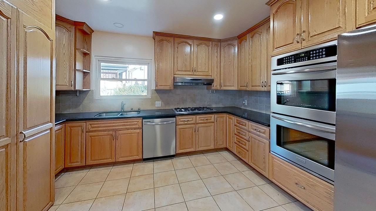 17529 Lanark St - Photo 2 of 18