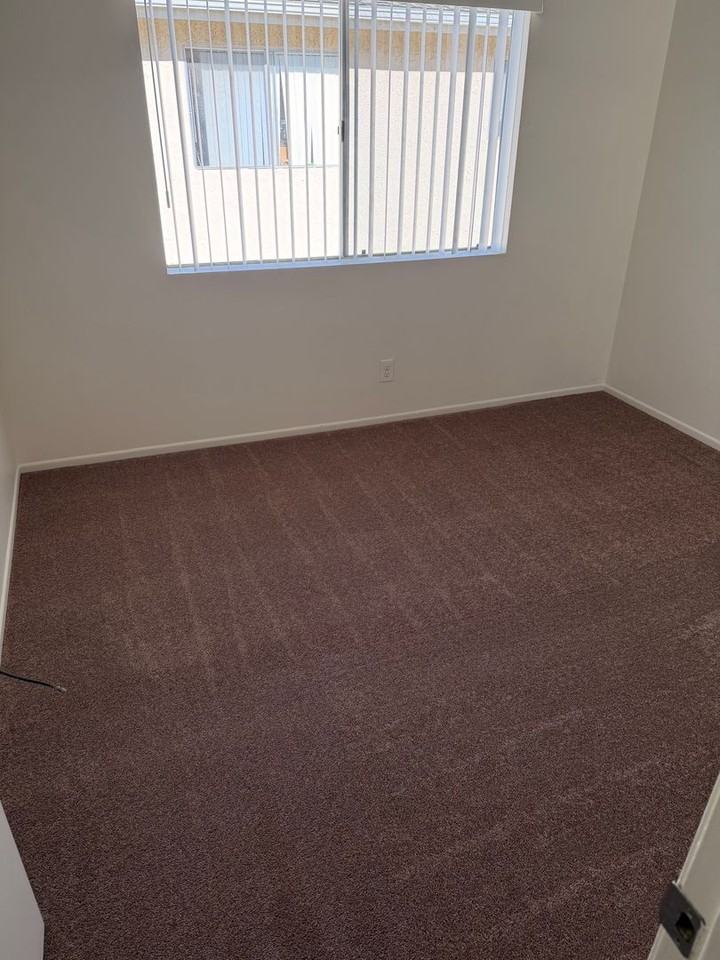 2554 Sextant Ave - Photo 7 of 10